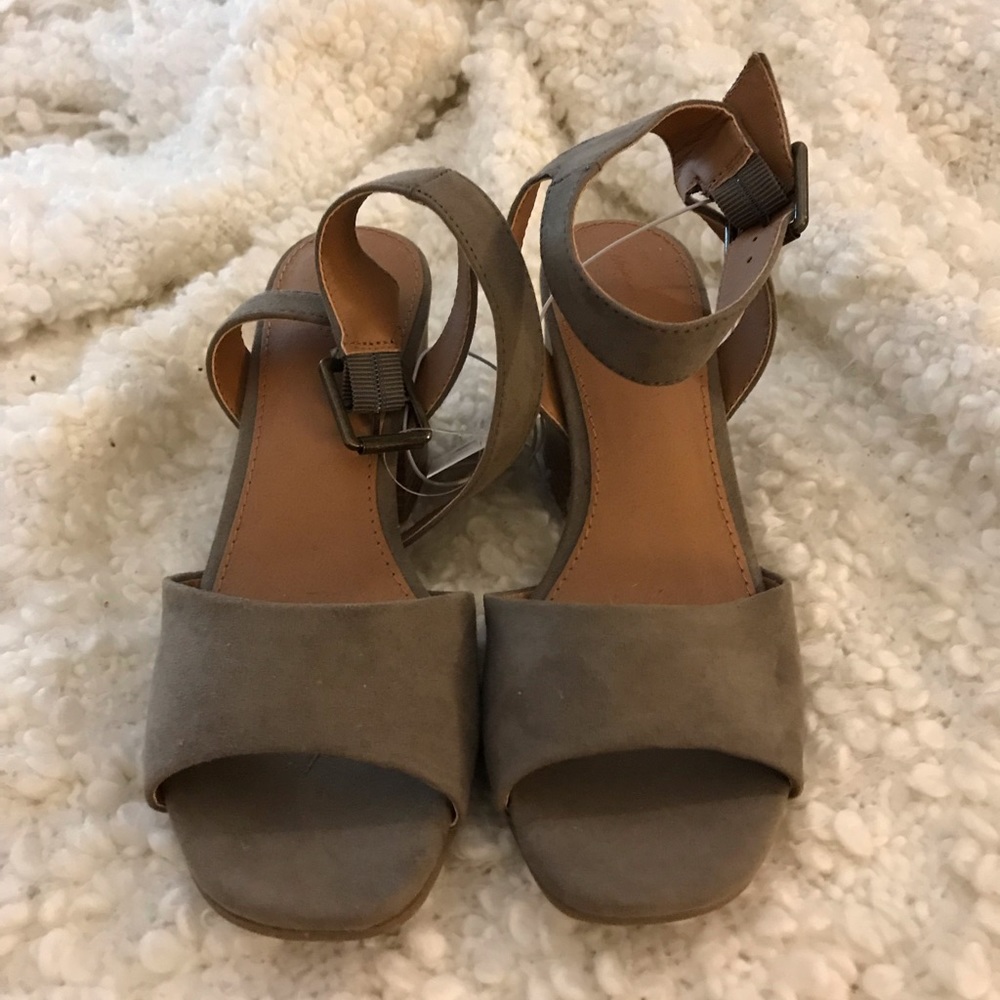 Universal Thread Taupe Heeled Sandals (NWT)